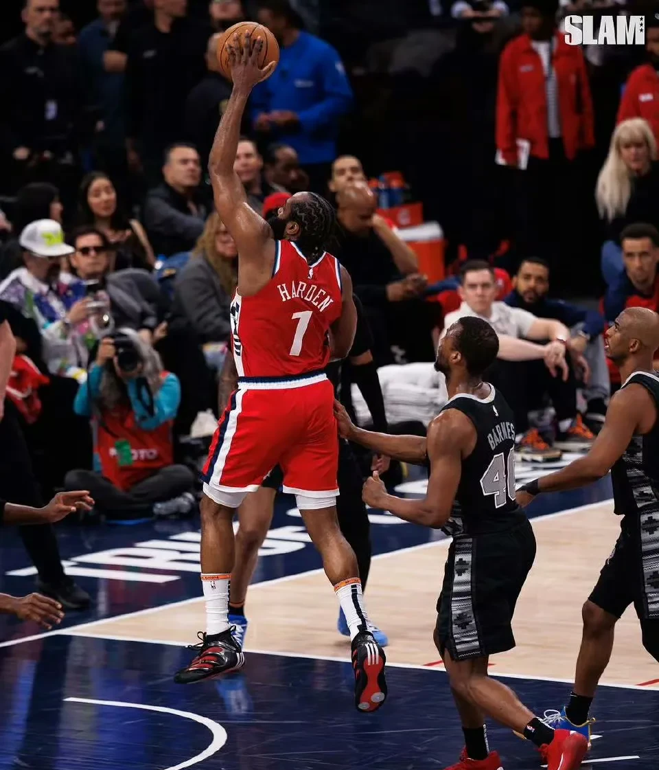 欧联杯季后赛对决在即!利雅得新月演练定位球,洛杉矶湖人密集防守应对 欧联杯季后赛对决在即!利雅得新月演练定位球,洛杉矶湖人密集防守应对